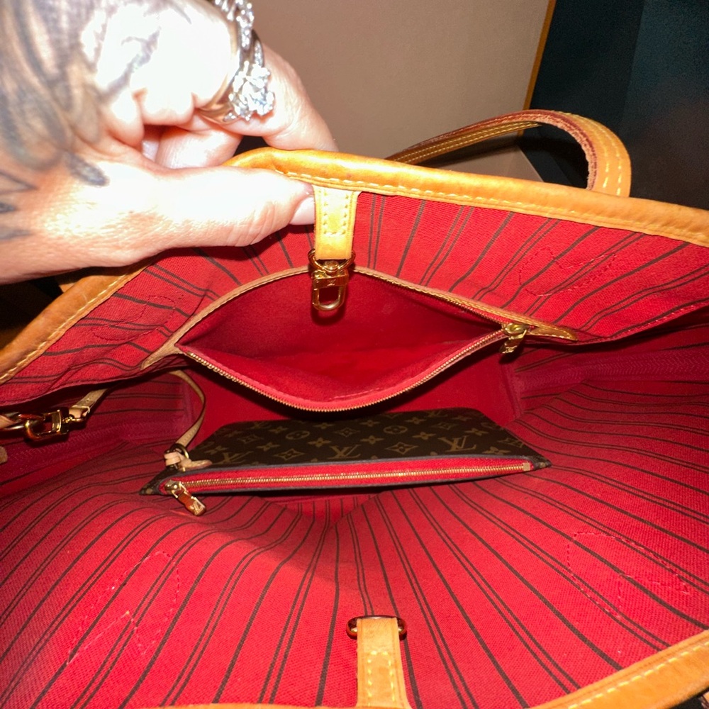 2017 Louie Vuitton Neverfull. Red lining with mini bag and original box/bag. - Picture 10 of 16